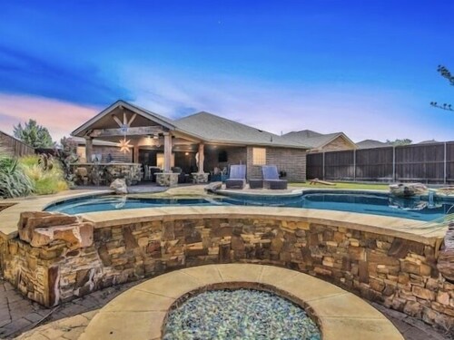 POOL, Firepit, Gameroom, Great for Families