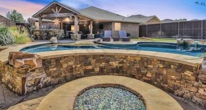 POOL, Firepit, Gameroom, Great for Families