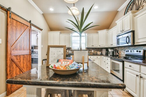 POOL, Firepit, Gameroom, Great for Families