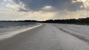 Plage à proximité, chaises longues