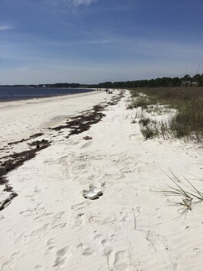 Perto da praia, espreguiçadeiras 