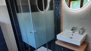 Dusche, Haartrockner, Seife, Toilettenpapier