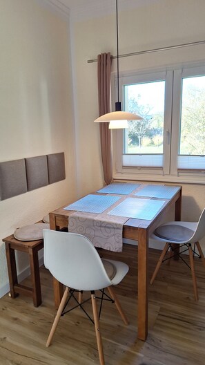 Dining - Idyllic vacation home on Gorinsee / Wandlitz, 45 min. from the center of Berlin (Wandlitz)