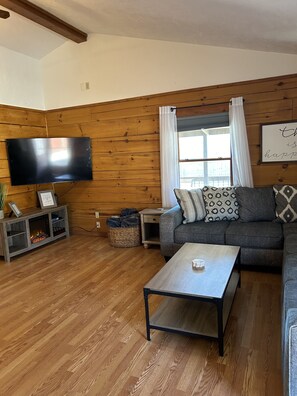 Smart TV, fireplace - Big and Cozy Cabin Near Nashville, on 4 acres with King Bed & Pool (Mt. Juliet)