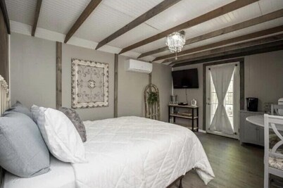 Big and Cozy Cabin Near Nashville, on 4 acres with King Bed & Pool