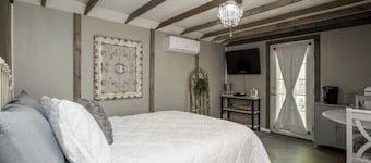 Big and Cozy Cabin Near Nashville, on 4 acres with King Bed & Pool