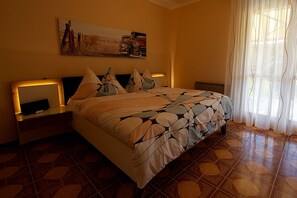 2 bedrooms, travel crib, free WiFi, bed sheets