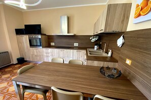 Fridge, microwave, oven, stovetop - Brand new apartment Arancia with swimming pool and huge balcony 250 meters from the lake (Toscolano Maderno)