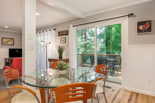 Lake Escape - Hot Tub & Lake Access - Pet-Friendly