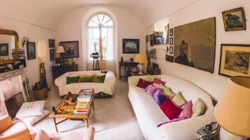 Smart-TV, Tischtennisplatte, Bücher, Stereoanlage