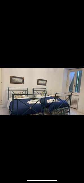 3 camere, una scrivania, ferro/asse da stiro, Wi-Fi