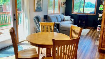 Smart-tv, een open haard, videospelletjes en tafelvoetbal