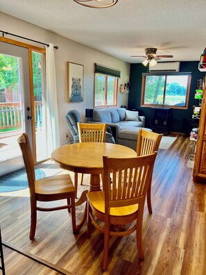 Een smart-tv, een open haard, videogames en tafelvoetbal