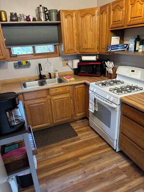 Een koelkast, een magnetron, een oven, een kookplaat