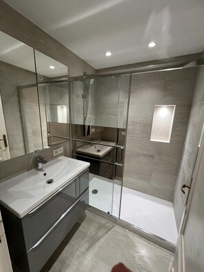 Bathtub, hair dryer, towels
