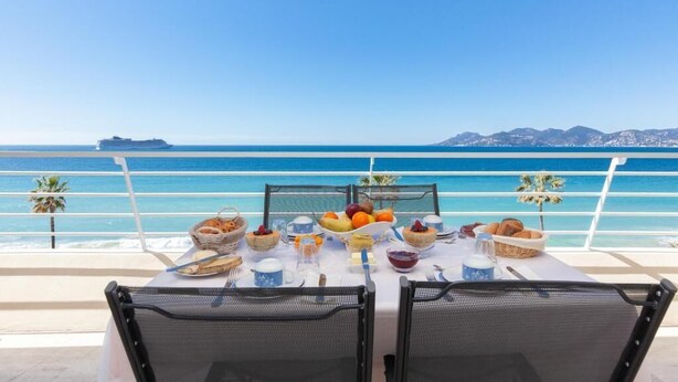 A table set for breakfast with a view of the sea and mountains. - Waterfront - splendid apartment (Cannes)
