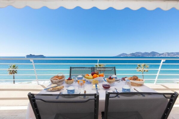 Outdoor dining - Waterfront - splendid apartment (Cannes)