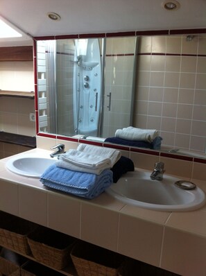 Badewanne, Handtücher, Toilettenpapier