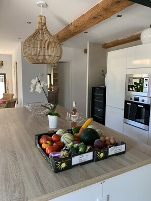 Een koelkast, een microgolfoven, een oven, een kookplaat