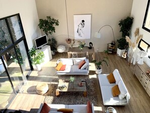 Smart-tv, videospelletjes, een dvd-speler en tafelvoetbal