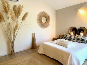 4 bedrooms, in-room safe, desk, iron/ironing board - Villa D'architecte Avec Piscine Dans Ancien Domaine Viticole à 10min de la Plage (Villeneuve-lès-Béziers)