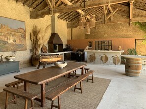 Outdoor dining - Villa D'architecte Avec Piscine Dans Ancien Domaine Viticole à 10min de la Plage (Villeneuve-lès-Béziers)