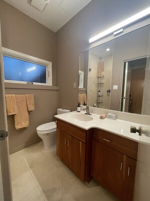 Ensemble douche/baignoire, bidet, serviettes fournies, papier toilette