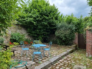 Outdoor dining - Le Temps d’une Pause | Cosy with Fireplace | Honfleur Centre (Honfleur)