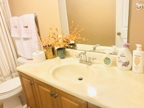 Suihkun ja ammeen yhdistelmä, poreamme, hiustenkuivaaja, pyyhkeet