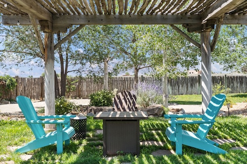 Charming and Spacious Casita Getaway for couples and families.