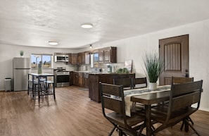 Dining - Charming and Spacious Casita Getaway for couples and families. (El Prado)