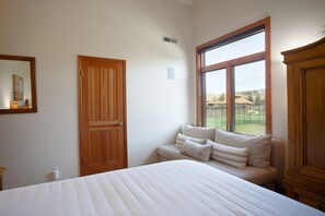 4 bedrooms, iron/ironing board, WiFi, bed sheets - Deer Lake Village at Deer Valley Resort - Four Bedroom Condo with Hot Tub #2477 (Park City)