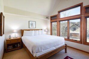 4 habitaciones, tabla de planchar con plancha, wifi y ropa de cama 