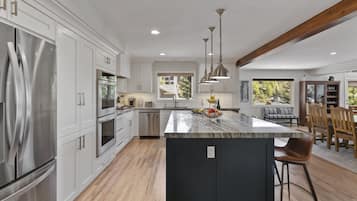 Een koelkast, een magnetron, een oven, een vaatwasser