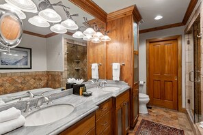Shower, towels - La Maconnerie at Deer Valley Resort - Four Bedroom Condo with Hot Tub #3 (Park City)