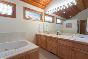 Shower, hair dryer, towels - Double Eagle at Deer Valley Resort - Three Bedroom Condo with Hot Tub #17 by RedAwning (Park City)