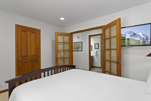 Enjoy a comfortable stay in this stylish room featuring a large bed, flat-screen TV, and access to the bathroom.