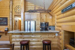 Kylskåp, mikrovågsugn, ugn och kaffe- och tebryggare