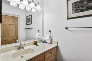 Shower, hair dryer, towels - Aspenwood at Deer Valley Resort - Three Bedroom Condo with Hot Tub #1305 (Park City)