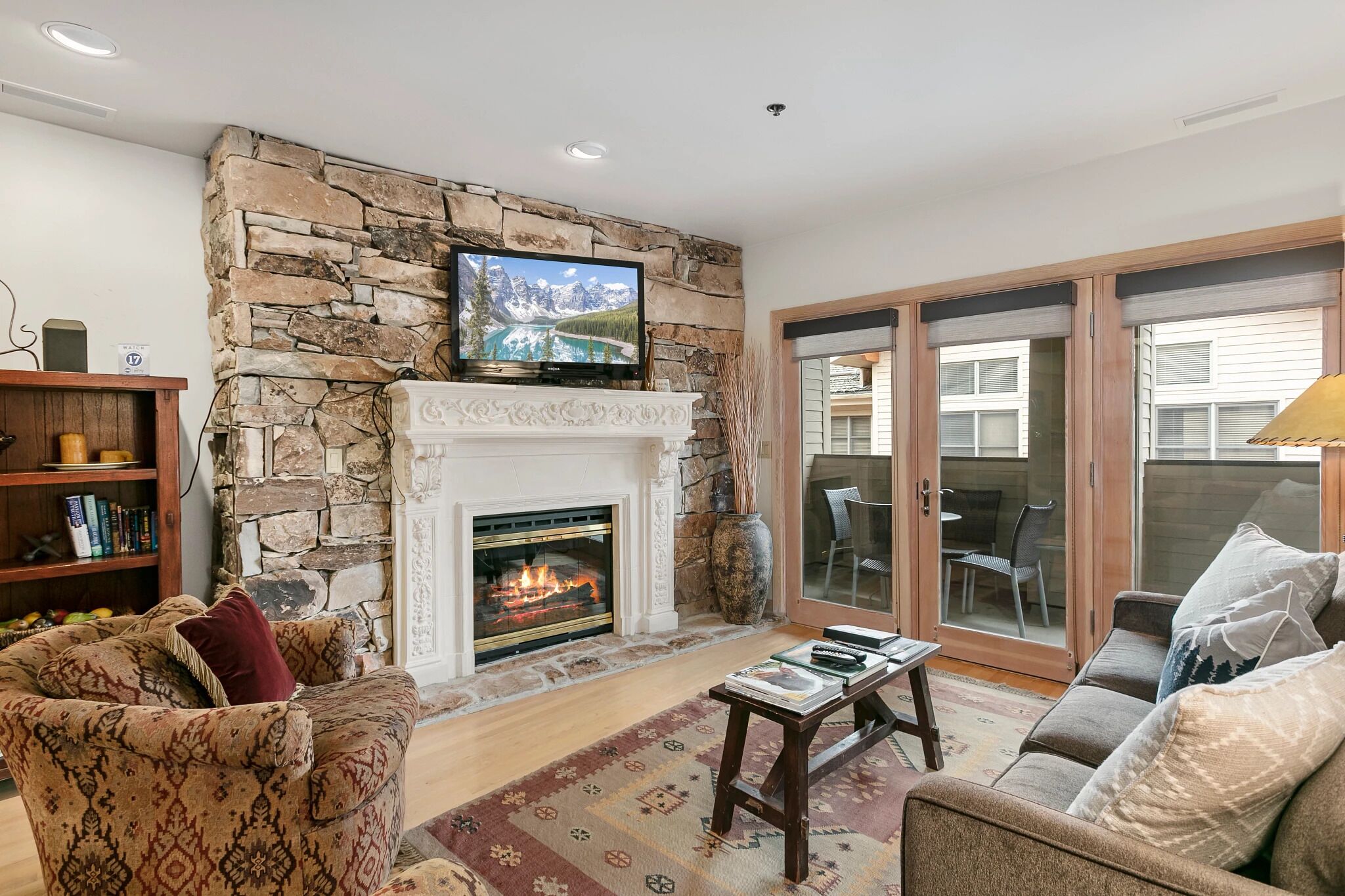 Televisión y chimenea 