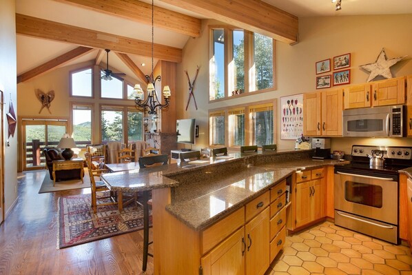 Refrigerador, microondas, lavavajillas y cafetera y tetera 