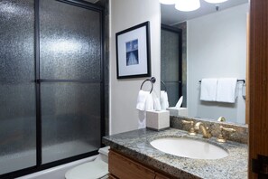 シャワー、ヘアドライヤー、タオル