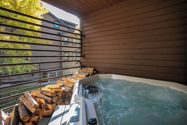 Outdoor spa tub
