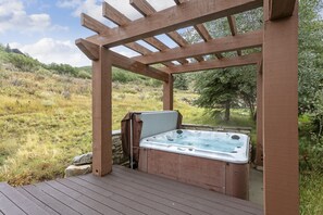 Outdoor spa tub - Upper Telemark Drive Home at Deer Valley Resort - 7 Bedroom Home with Hot Tub #2960 (Park City)