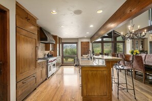 Ovn, opvaskemaskine, kaffe-/temaskine, brødrister