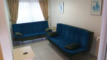 Appartement, 1 slaapkamer, uitzicht op zwembad | Woonruimte | Een 42-inch lcd-televisie met satellietzenders en een televisie