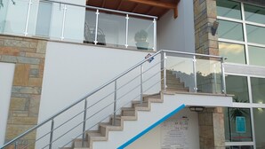 Una escalera con barandillas de metal que conduce a un balcón en el segundo piso.