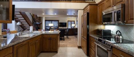 Een microgolfoven, een vaatwasser, een koffiezetapparaat/waterkoker