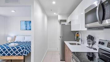 Full-size fridge, microwave, oven, stovetop