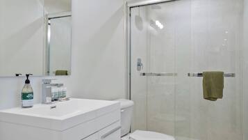 Apartment | Bathroom | Shower, rainfall showerhead, hair dryer, towels